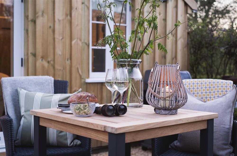 Alfresco dining for two