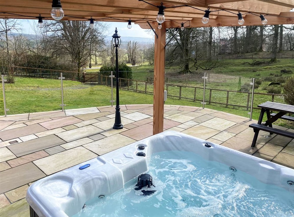 Hot tub at Laundry Cottage, 