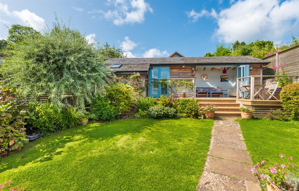 Enjoy the garden at Dunedin Cottage in Dittisham