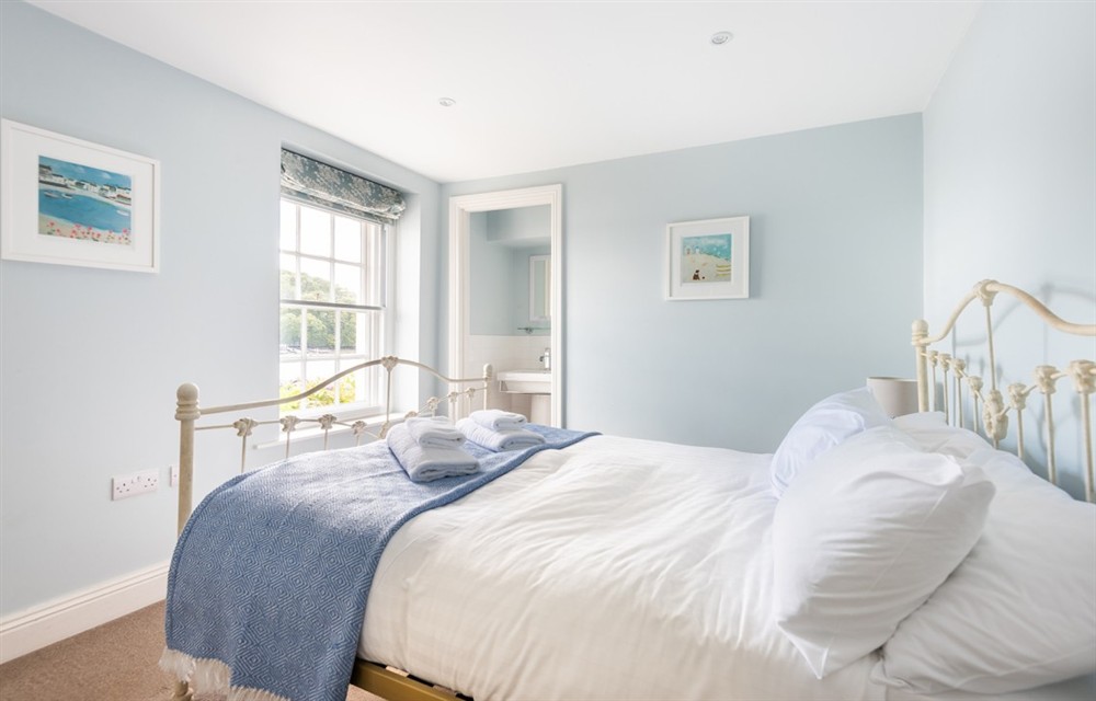 One of the 4 bedrooms at Dunedin Cottage in Dittisham