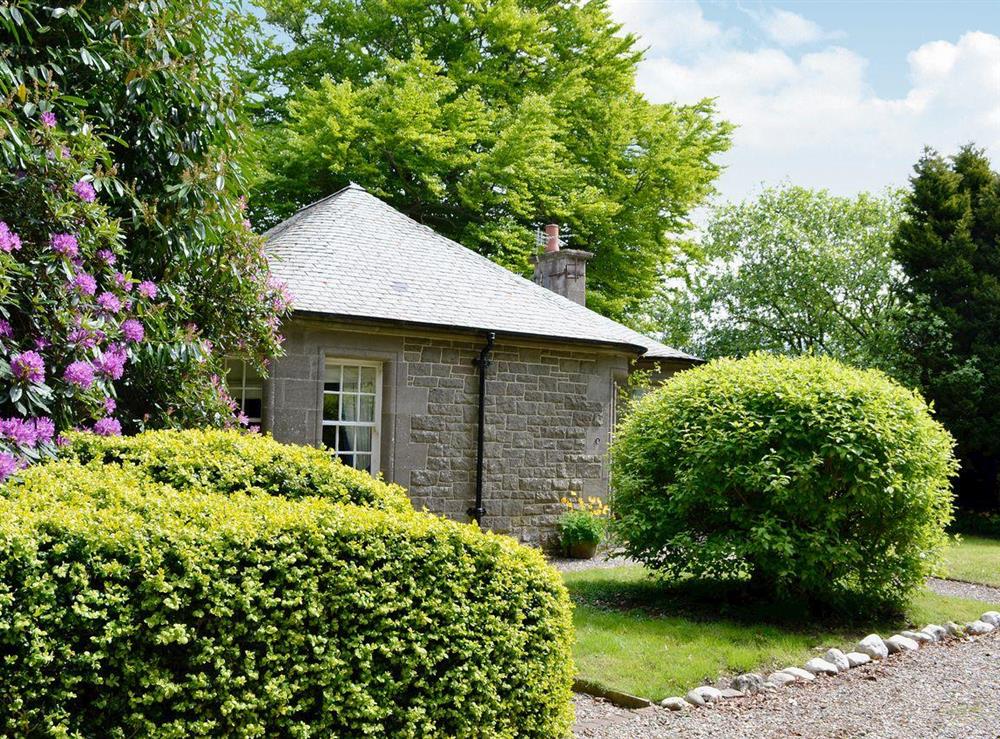 Listed former gatehouse for Dunlappie House