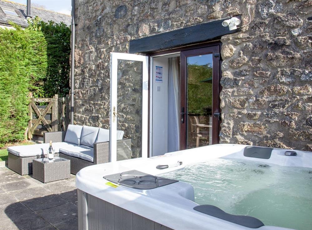 Hot tub at Dunstone Cottage in Cadover Bridge, Devon
