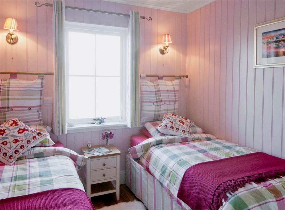 Twin bedroom at Dunultach Cottage in Tarbert, Argyll