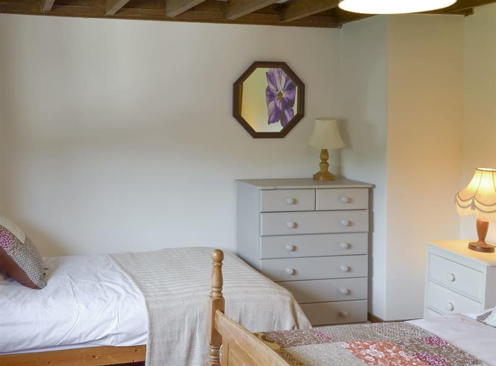 Family bedroom with a double and a single bedu0009u0009 at Duvale Barn, 