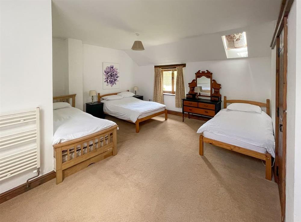 Multi-sleep bedroom with en-suite at Duvale Barn, 