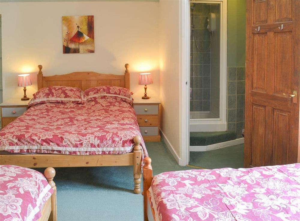 Multi-sleep bedroom with en-suite at Duvale Priory in Bampton, near Tiverton, Devon