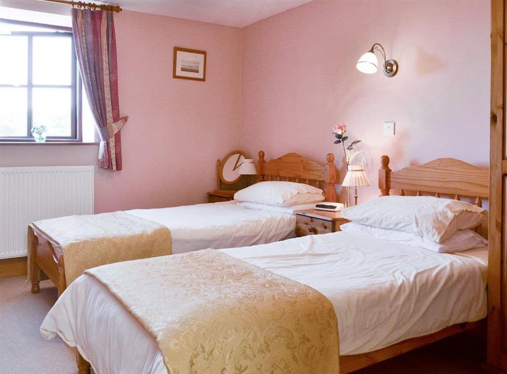 Comfortable en-suite twin bedroom at Dwyfor in Llanystumdwy, Criccieth, Gwynedd