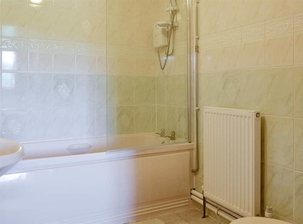 En-suite bathroom with shower over bath at Dwyfor in Llanystumdwy, Criccieth, Gwynedd