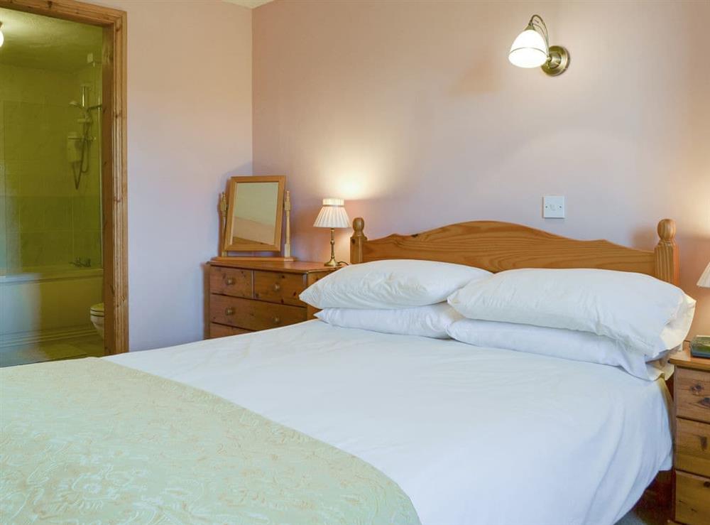 Peaceful en-suite double bedroom at Dwyfor in Llanystumdwy, Criccieth, Gwynedd