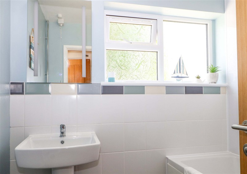 The bathroom at Dymchurch Bungalow, Dymchurch
