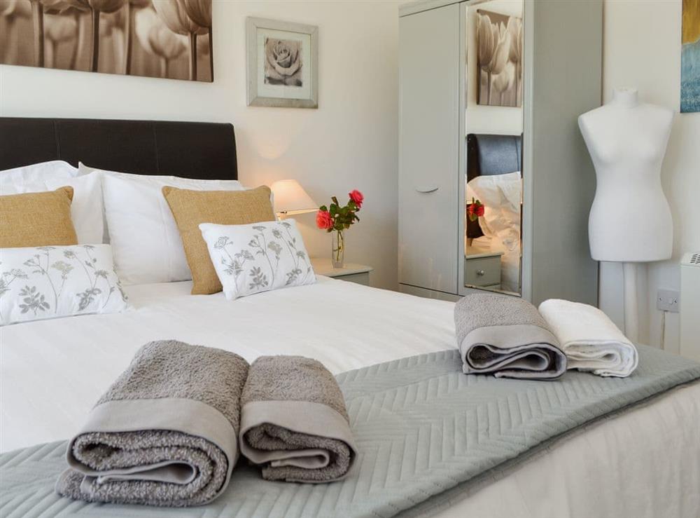 Elegant en-suite double bedroom at The Duck House, 