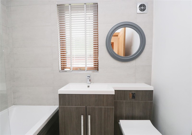 The bathroom at Easedale Lodge, Waterside Wood 2