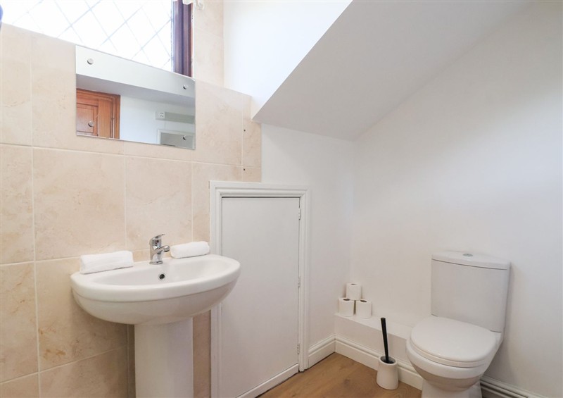 The bathroom at East Cottage, East Knapton near Rillington