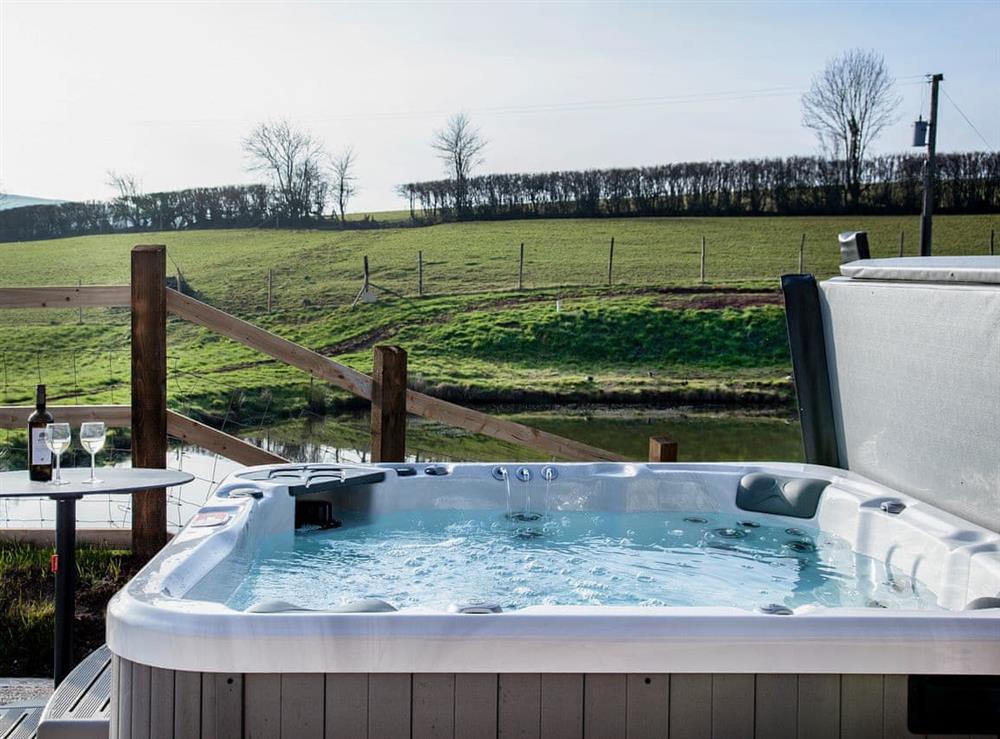 Hot tub at East Dunster Deer Farm – Kingfisher Lodge in Cadeleigh, Devon