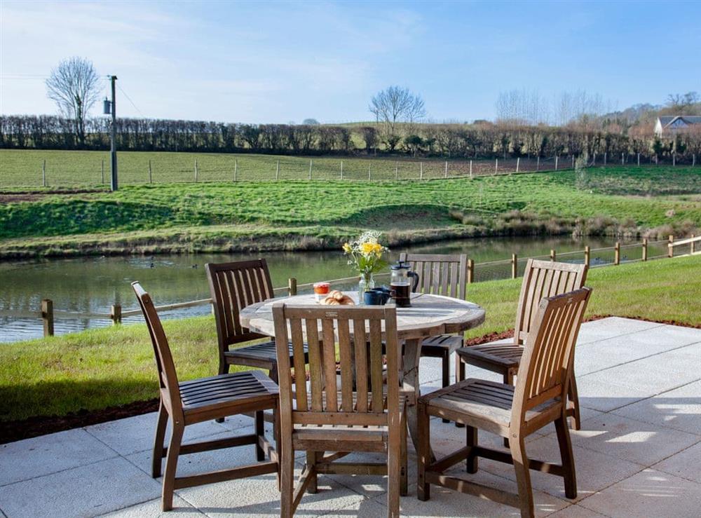 Sitting-out-area at East Dunster Deer Farm – Kingfisher Lodge in Cadeleigh, Devon