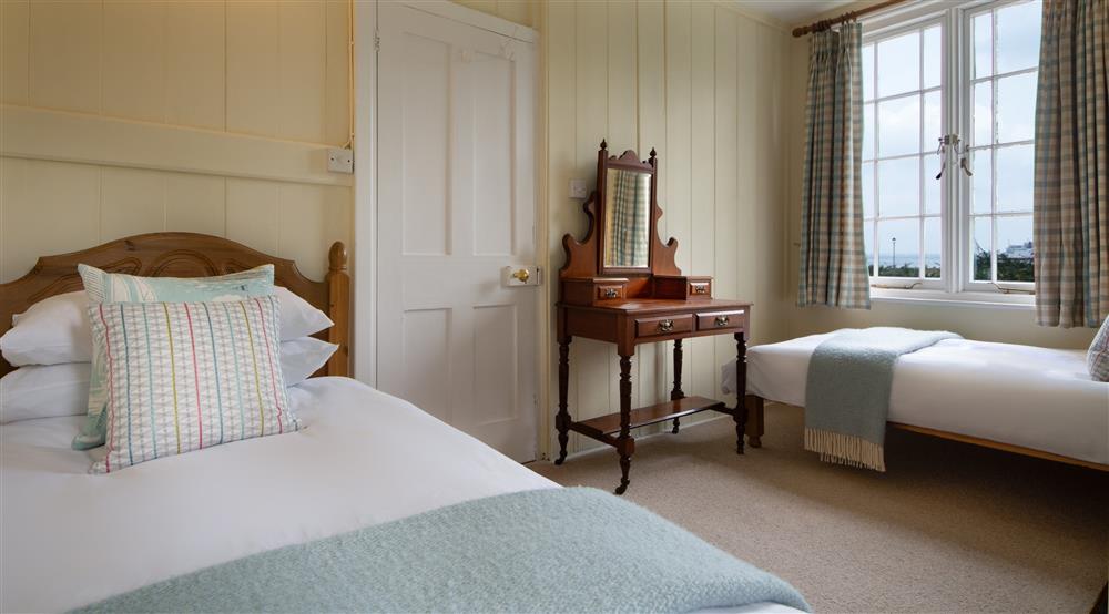 The first twin bedroom at East Rosetta Cottage in Cowes, Isle Of Wight