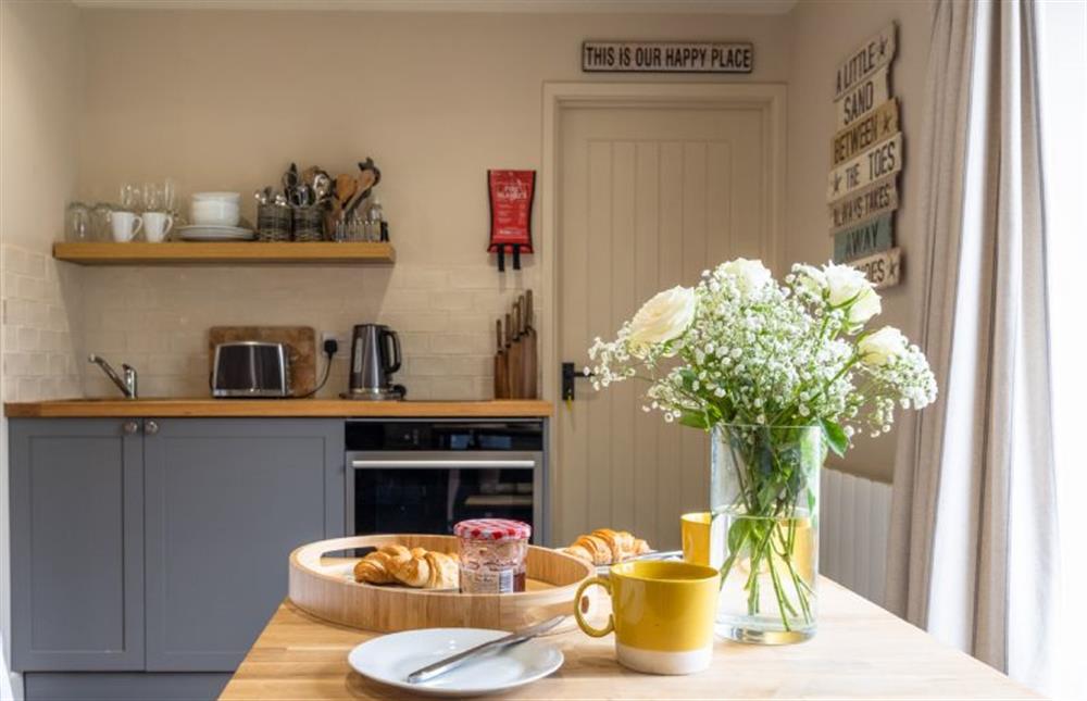 Eastgate Hideaway: Breakfast with a view to the terrace and garden at Eastgate Hideaway, Salthouse near Holt