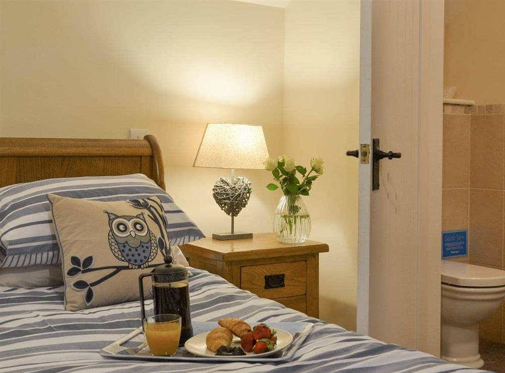 Peaceful en-suite double bedroom at Tawny Owl, 