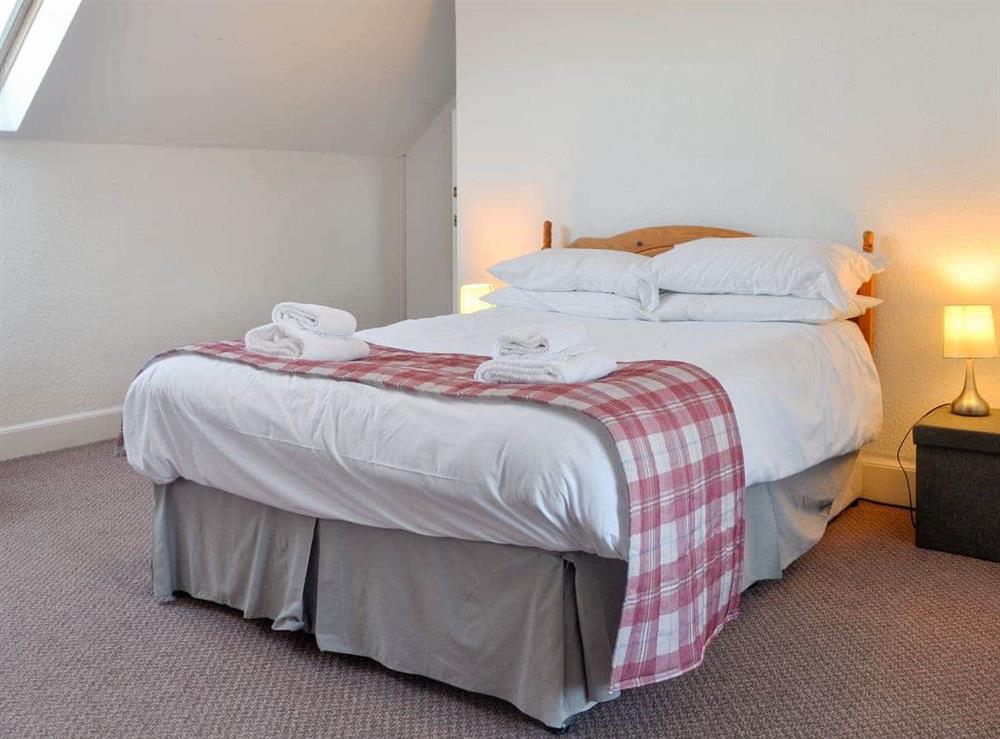 Light an airy bedroom with a double bed and an additional single bed at Eastpark Farmhouse in Caerlaverock, near Dumfries, Dumfries and Galloway, Dumfriesshire