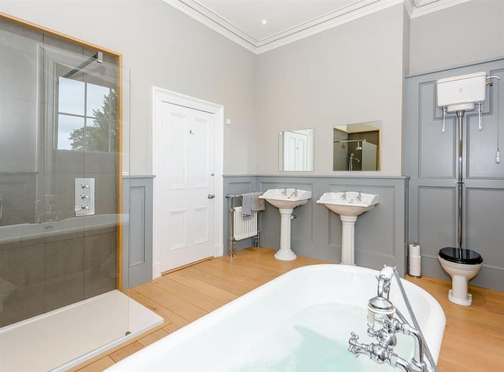 Family bathroom with twin sinks at Eden Grove in Crosby-on-Eden, near Carlisle, Cumbria
