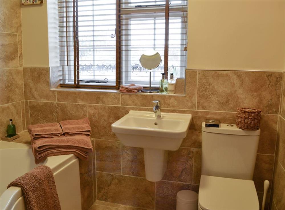 En-suite bathroom at Eden House Holiday Cottage in Pickering, North Yorkshire