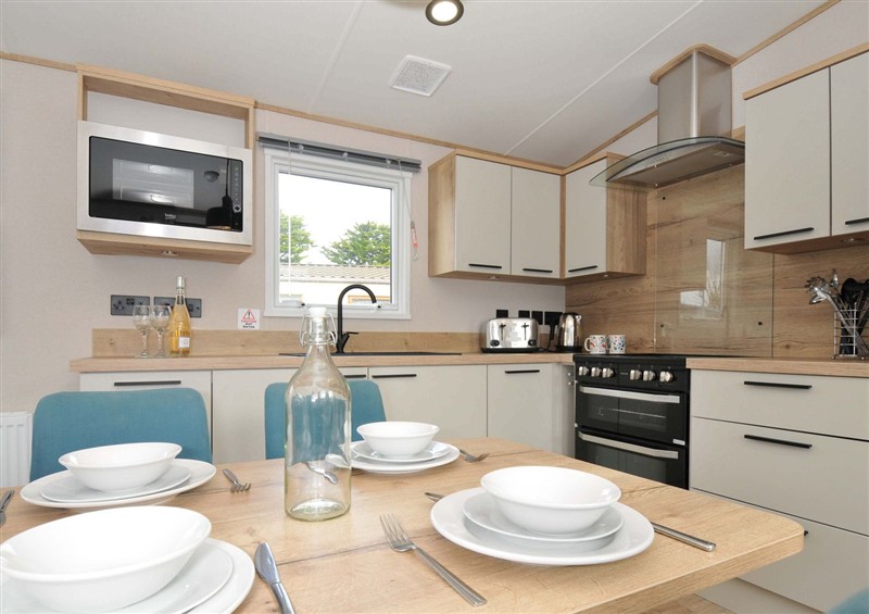 Kitchen (photo 2) at Eden Way 47, Par