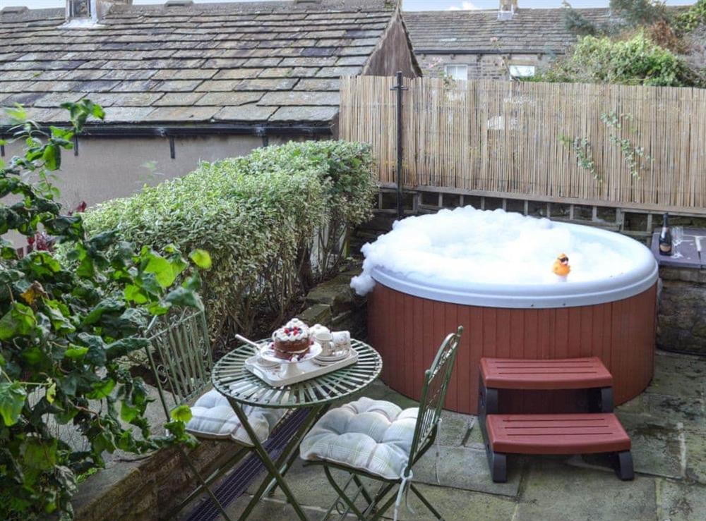 Hot tub at Eider Cottage in Holmfirth, West Yorkshire