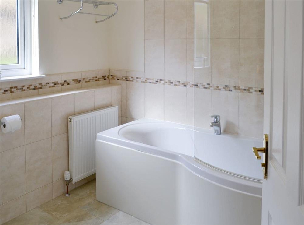 En-suite bathroom at Eilean View (Island View) in Inverasdale by Poolewe, Ross-Shire