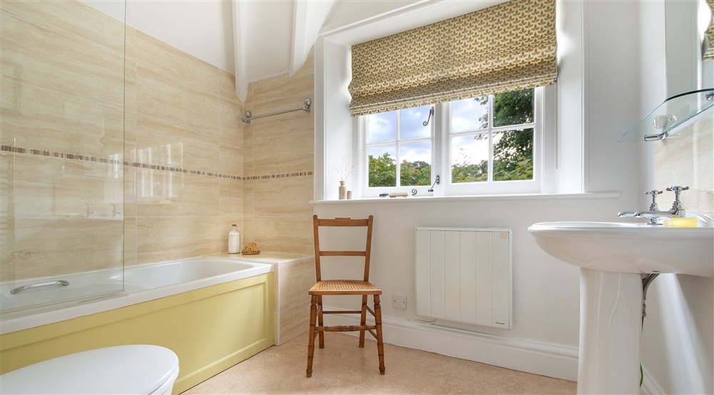 The bathroom at Elbow Cottage in St Dominick, Cornwall