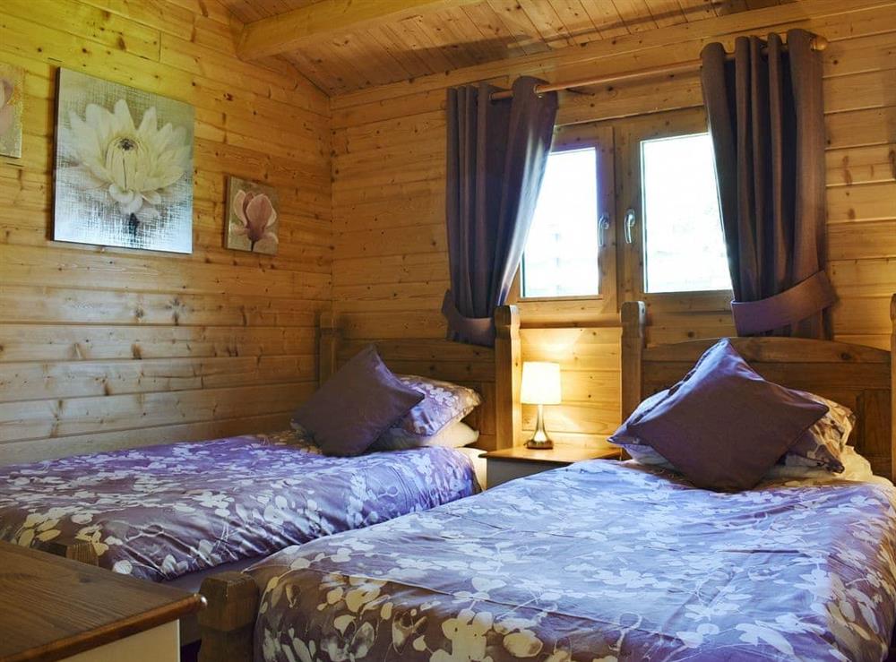 Cosy twin bedroom at Elderflower Lodge in Stoulton, near Malvern, Worcestershire