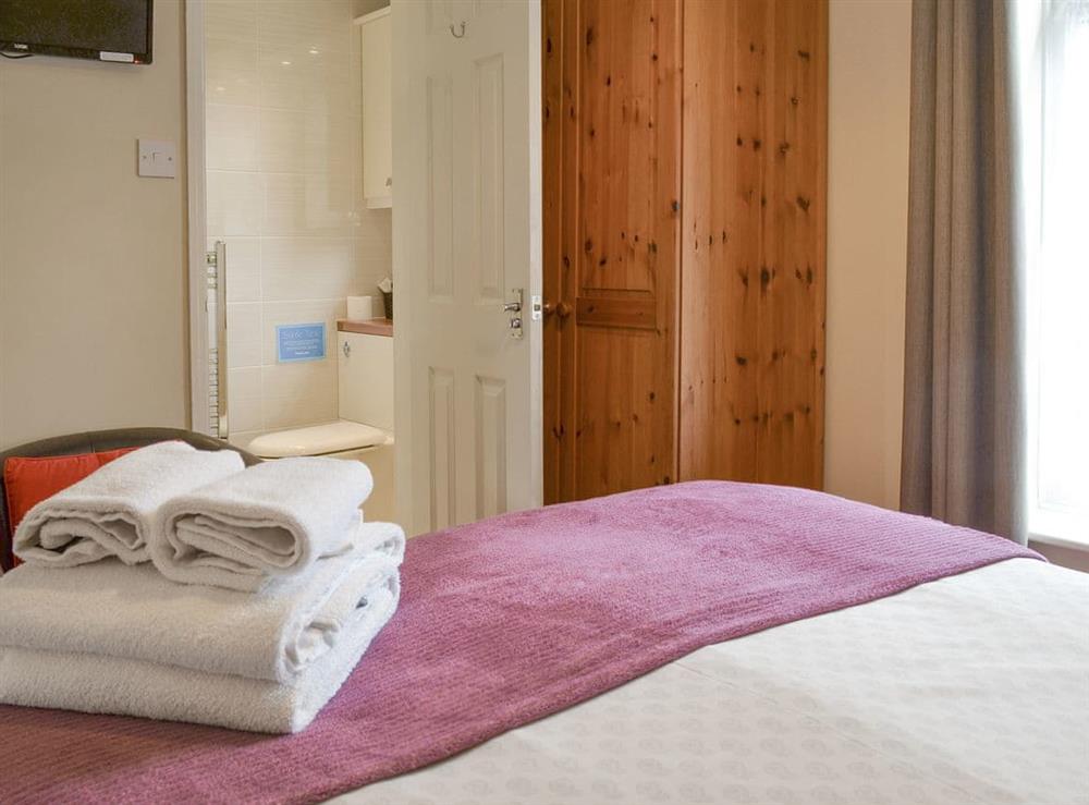 Light and airy en-suite double bedroom at Cottage Two, 