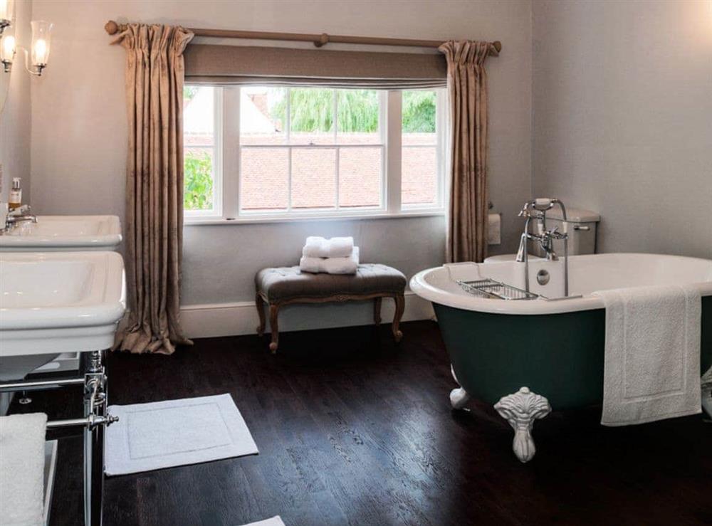 EN-suite bath and shower room at Eldred House in Layer-de-la-Haye, near Colchester, Essex