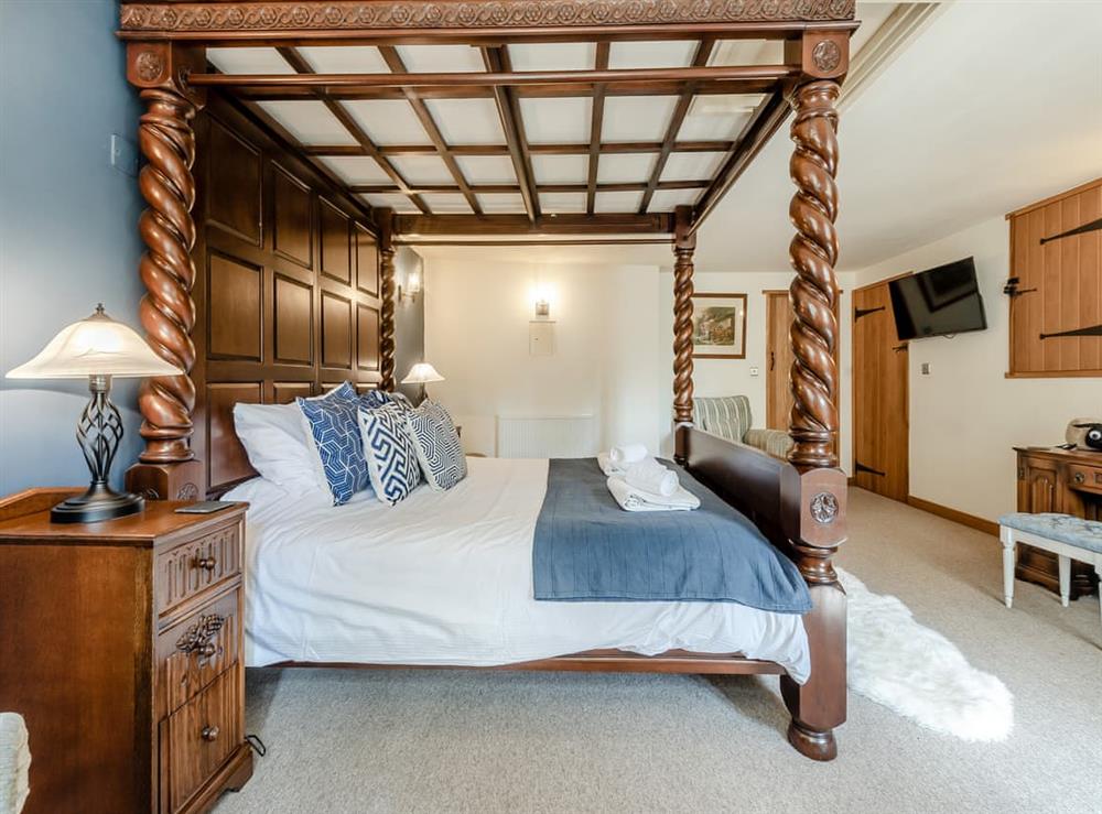 Four Poster bedroom (photo 3) at Ellen Cottage in Fulbrook, near Chipping Norton, Oxfordshire