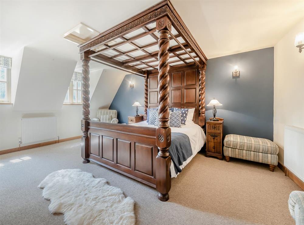 Four Poster bedroom at Ellen Cottage in Fulbrook, near Chipping Norton, Oxfordshire