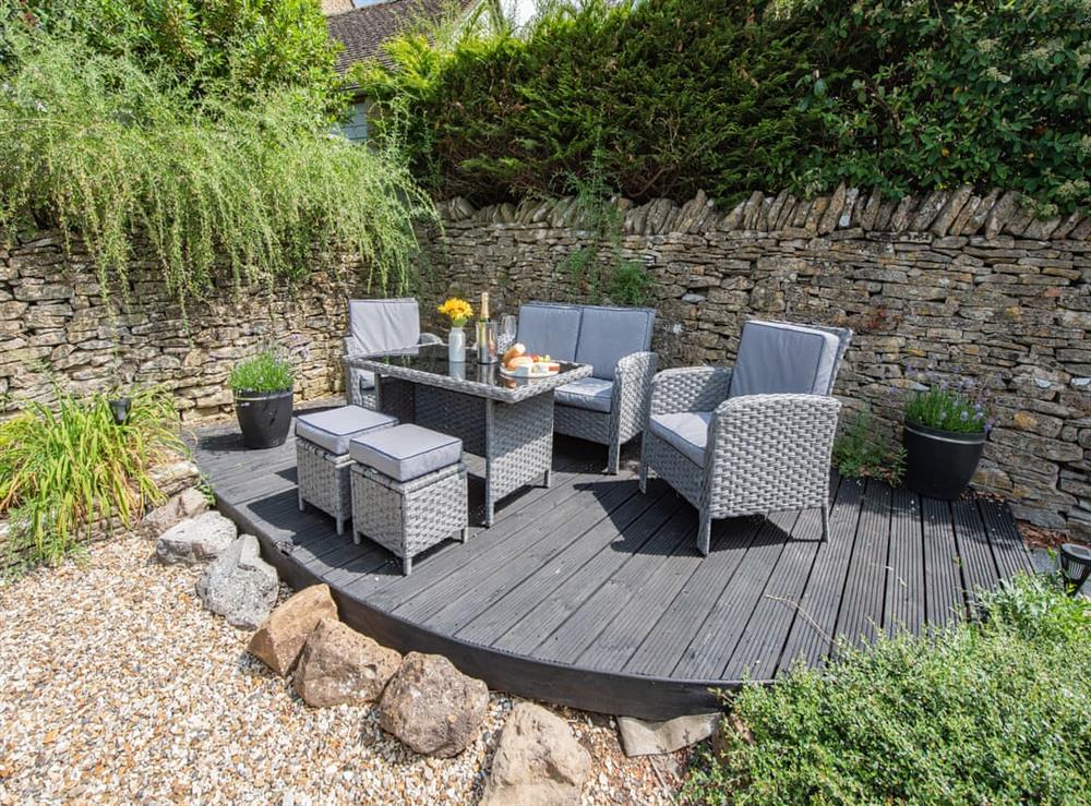Sitting-out-area at Ellen Cottage in Fulbrook, near Chipping Norton, Oxfordshire