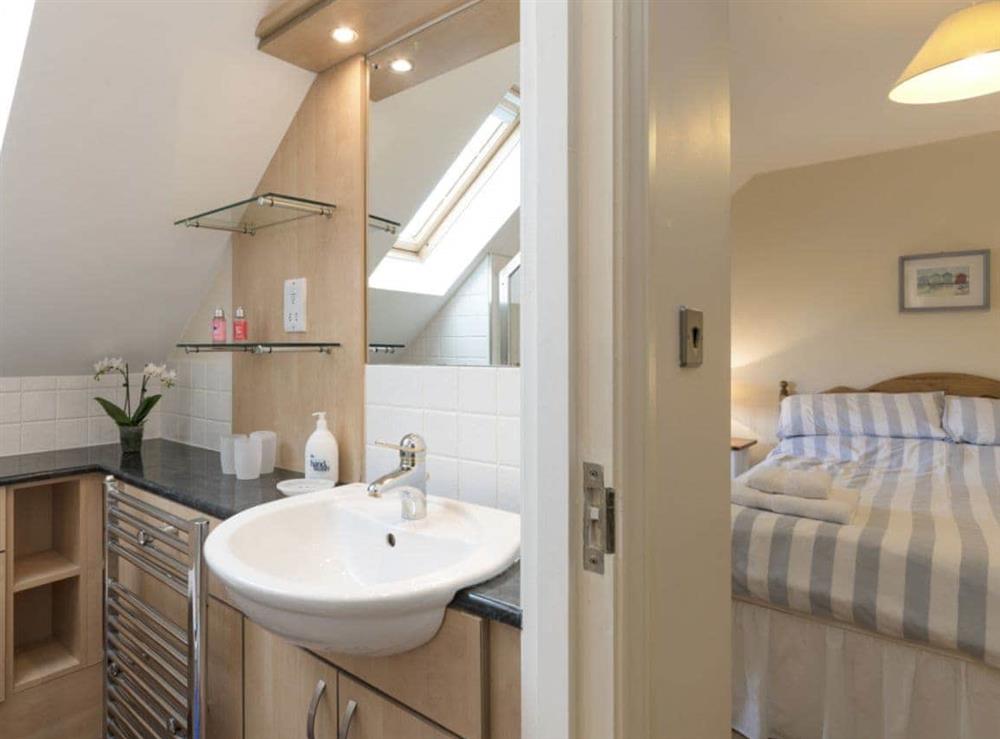 En-suite to master bedroom at Embleton Cottage in Beadnell, Northumberland