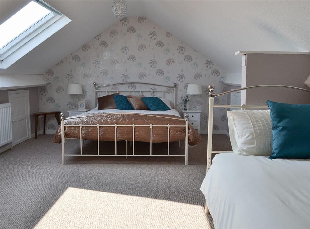 Twin bedroom (photo 2) at Encil-Y-Mor in Criccieth, near Porthmadog, Gwynedd, Wales