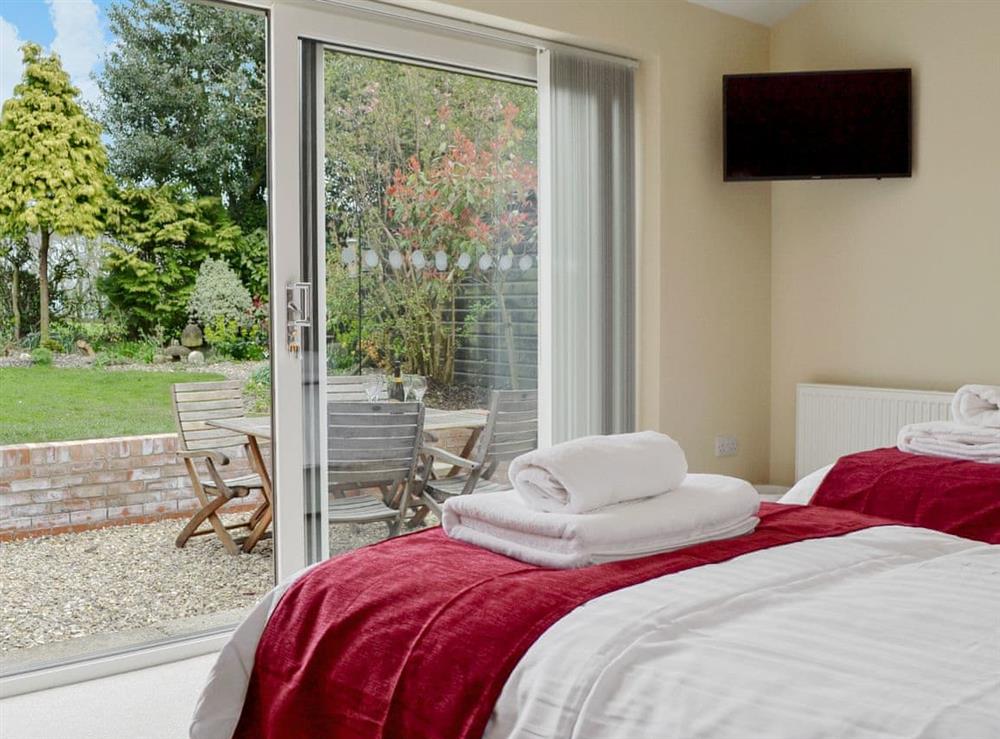 Delightful twin bedroom with garden view at End Cottage in Tibthorpe, near Driffield, North Humberside