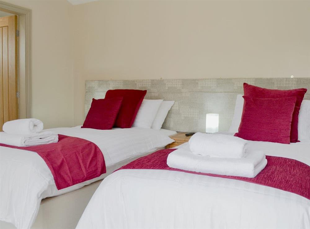Light and airy twin bedroom at End Cottage in Tibthorpe, near Driffield, North Humberside