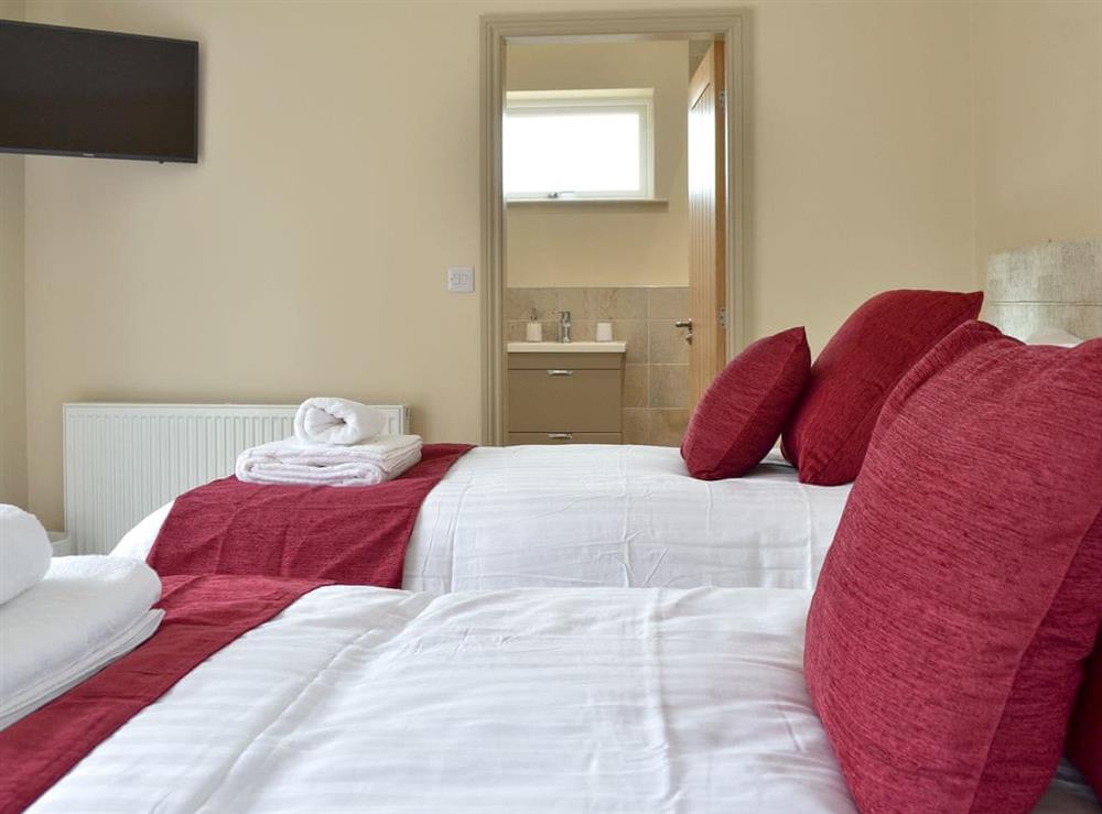Twin bedroom with en-suite at End Cottage in Tibthorpe, near Driffield, North Humberside