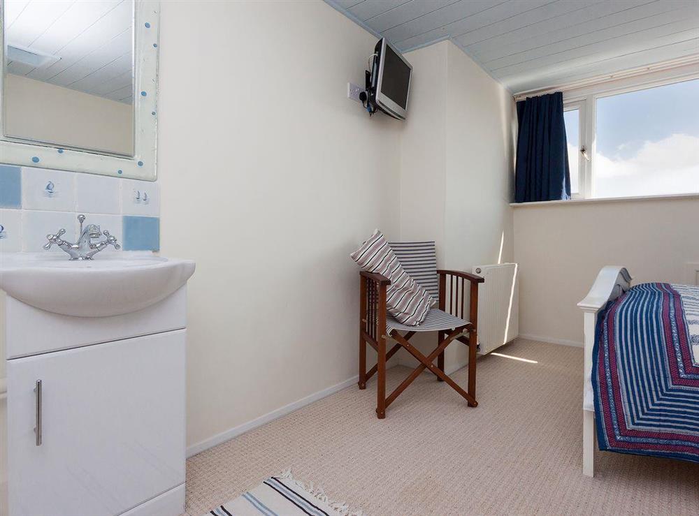 Double bedroom with vanity unit at End House in Coronation/Forster, Devon