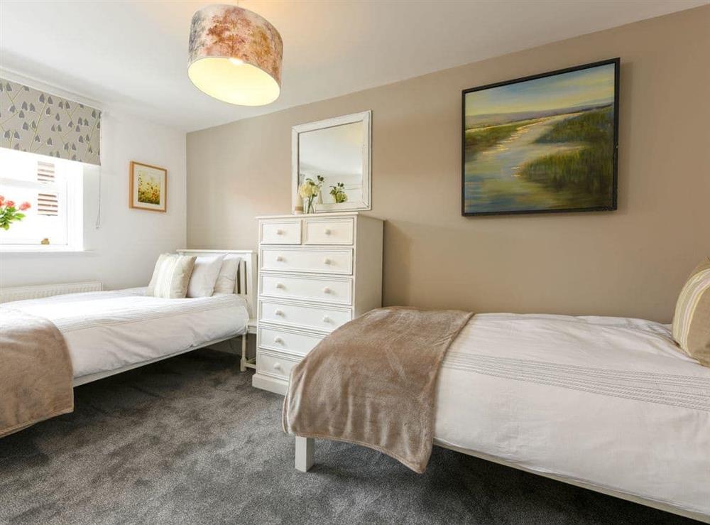 Spacious en-suite twin bedroom at Endeavour Cottage in Whitby, North Yorkshire