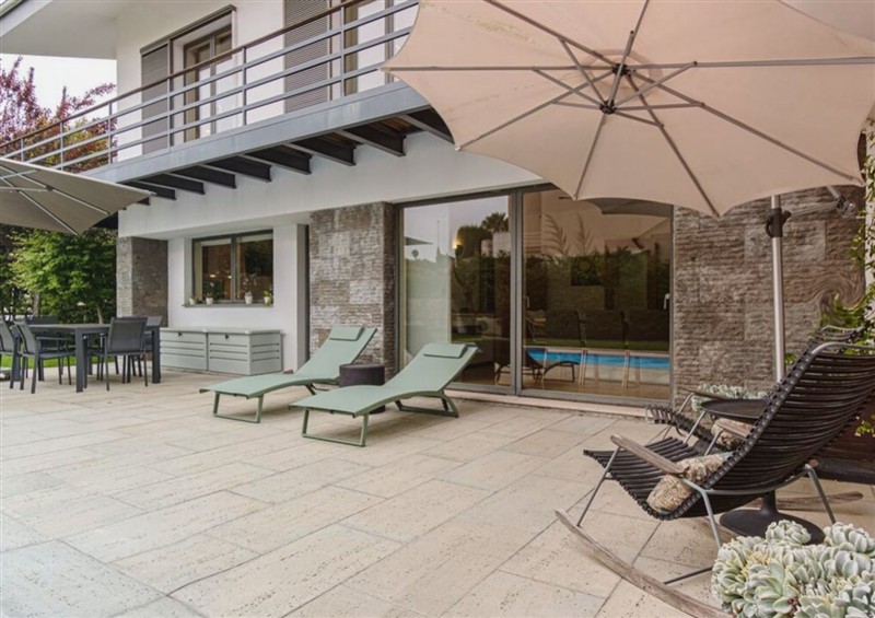 Enjoy the swimming pool at Equinox: Elegant house with a swimming pool, Cornwall