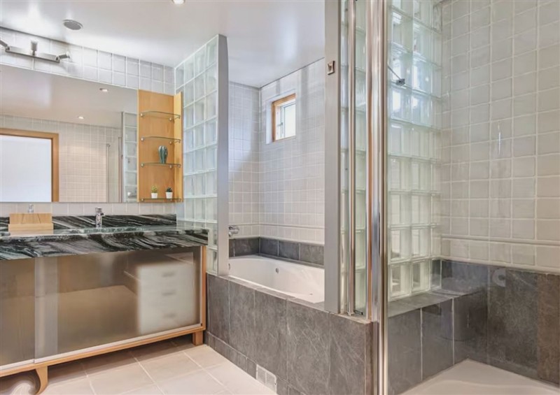 The bathroom at Equinox: Elegant house with a swimming pool, Cornwall