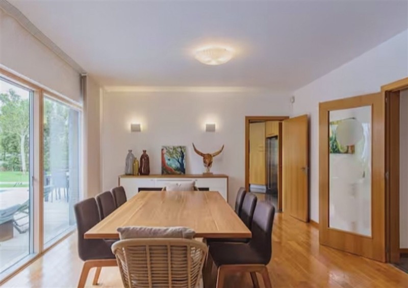 The dining area at Equinox: Elegant house with a swimming pool, Cornwall
