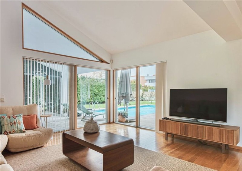 The living room at Equinox: Elegant house with a swimming pool, Cornwall