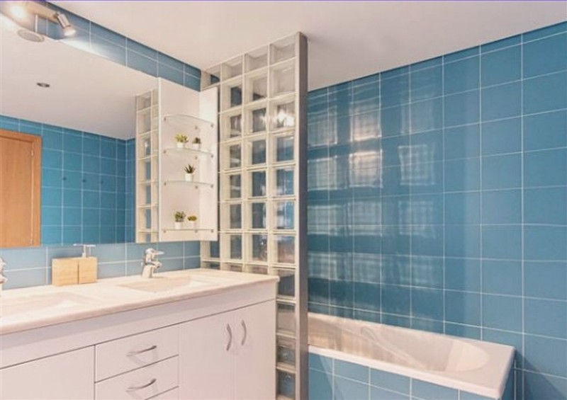 This is the bathroom at Equinox: Elegant house with a swimming pool, Cornwall