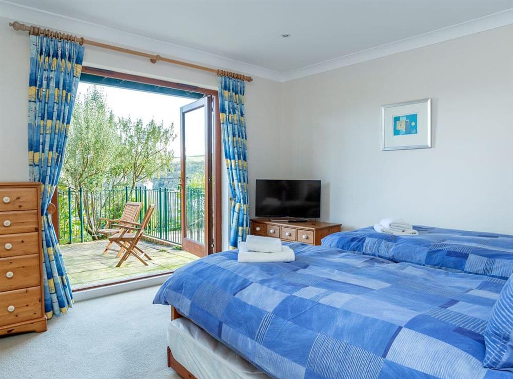Comfortable twin bedroom with en-suite with shower room (photo 2) at Estuary Heights in Fowey, Cornwall