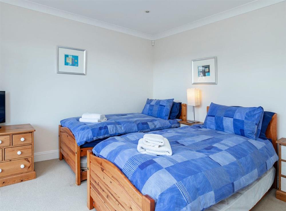 Comfortable twin bedroom with en-suite with shower room at Estuary Heights in Fowey, Cornwall