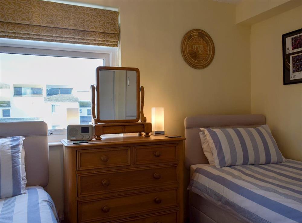 Twin bedroom at Estuary View in Porthmadog, Gwynedd